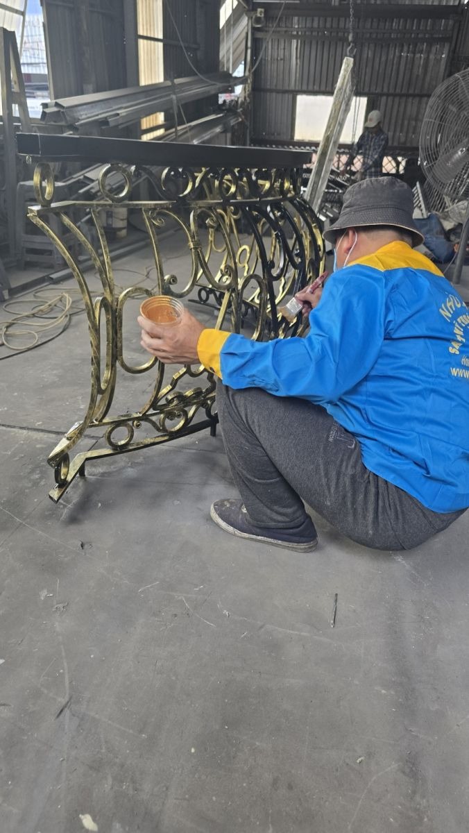 Màu sắc và lớp hoàn thiện đóng vai trò quan trọng trong việc tạo nên cá tính riêng cho sản phẩm gia công sắt mỹ thuật